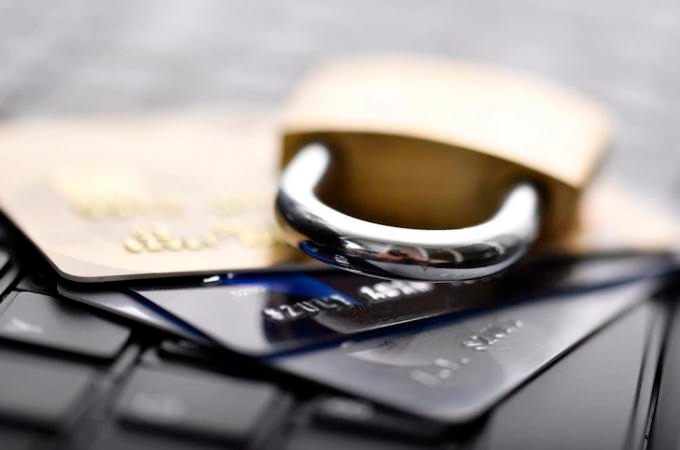 7 Online Frauds That Can Result In Someone Stealing Your Bag