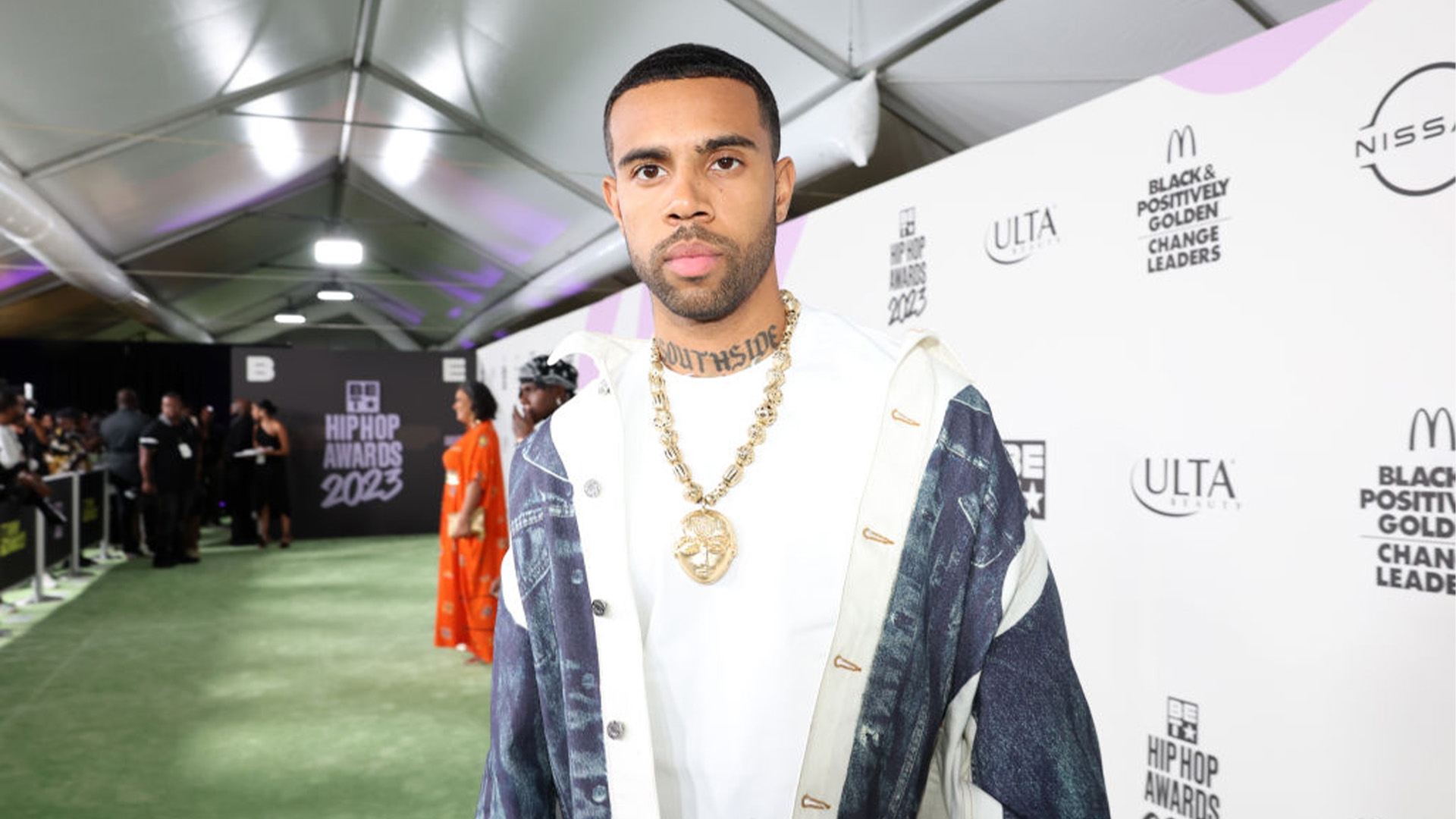 Vic Mensa Awards A Black-Woman-Owned Bookstore In Chicago With A Check To Pay Its Rent For A Year Vic Mensa Awards A Black-Woman-Owned Bookstore In Chicago With A Check To Pay Its Rent For A Year