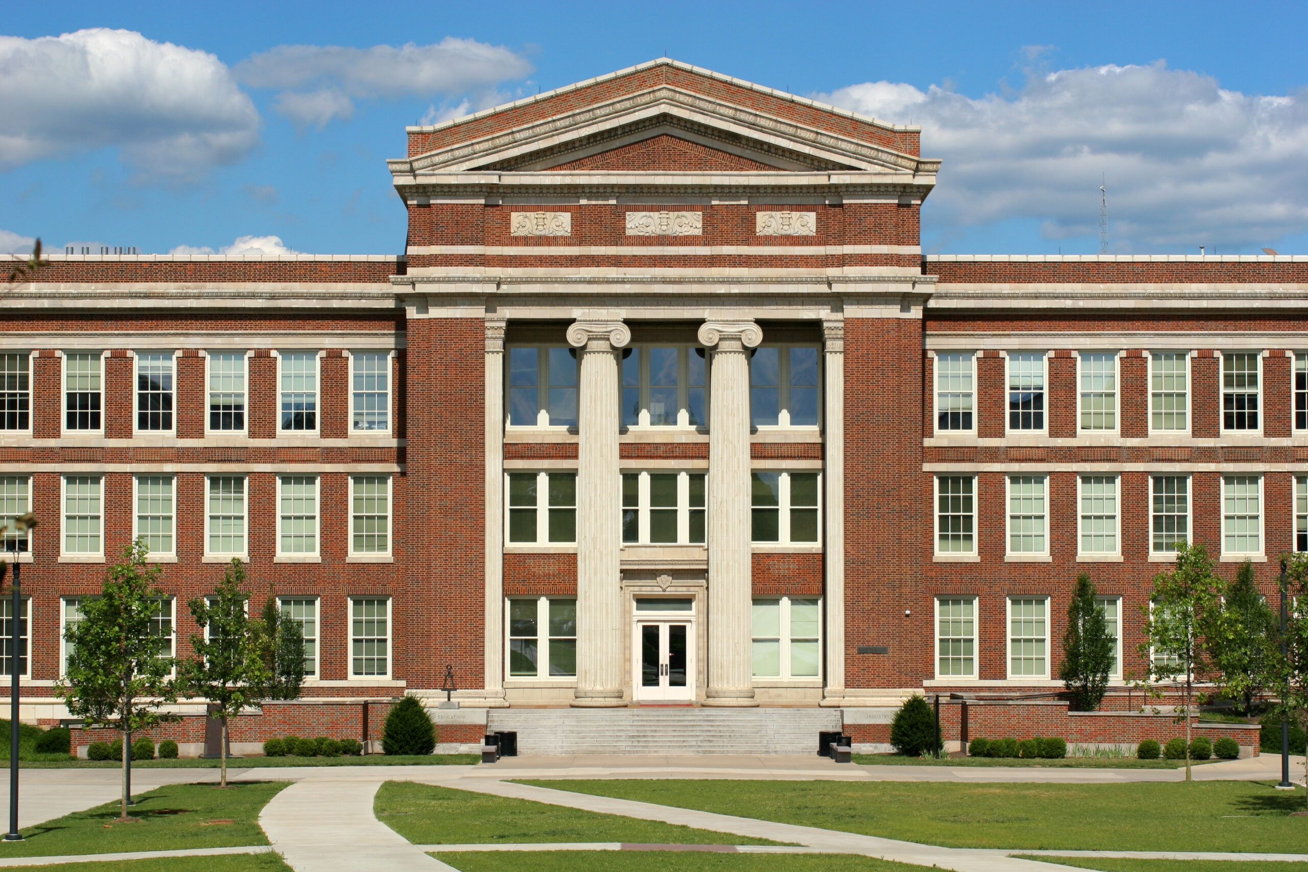 University Of Cincinnati Establishes Grant To Provide Free Tuition To Students Whose Families Make Less Than $75K